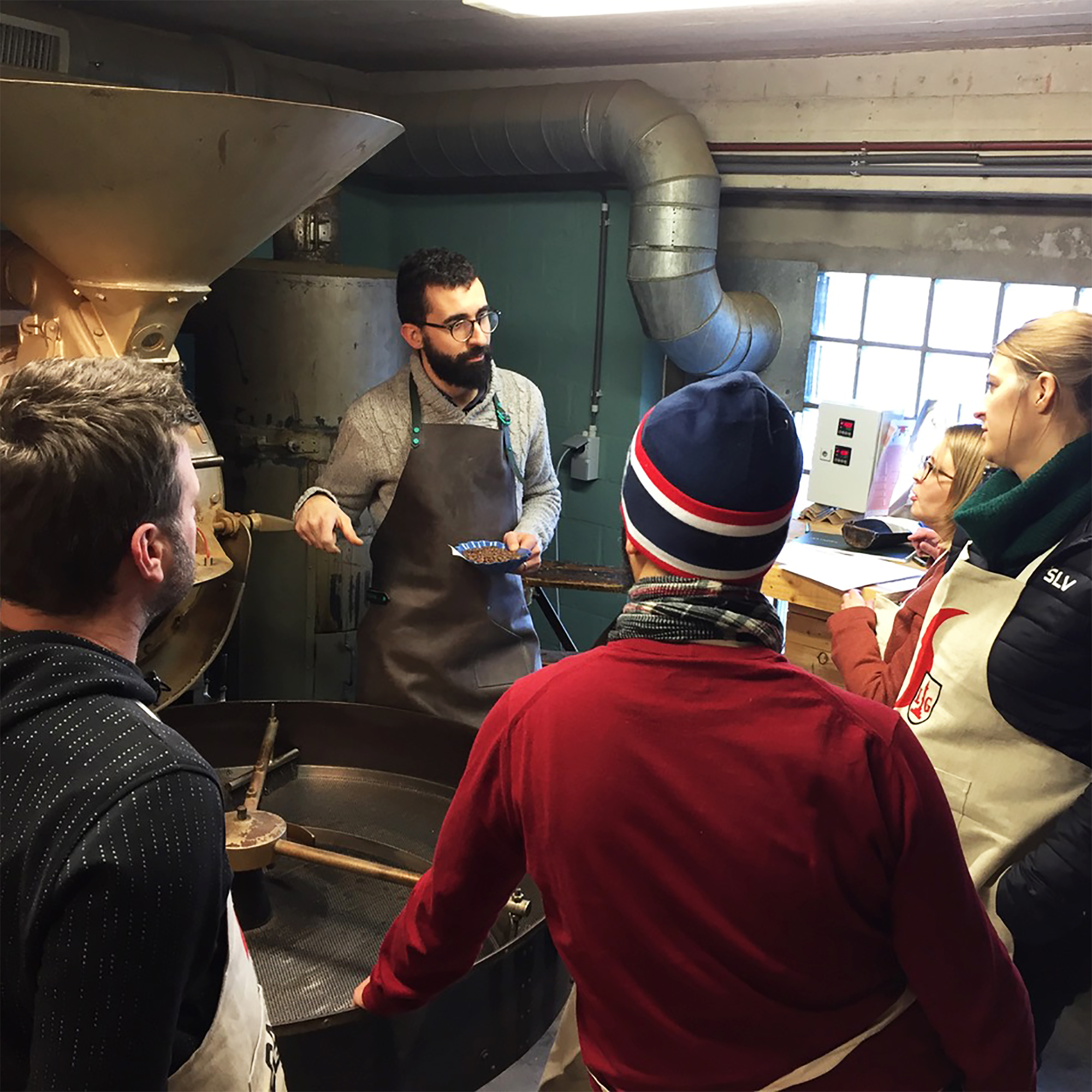 training door Quentin Liégeois rond een koffiebrander