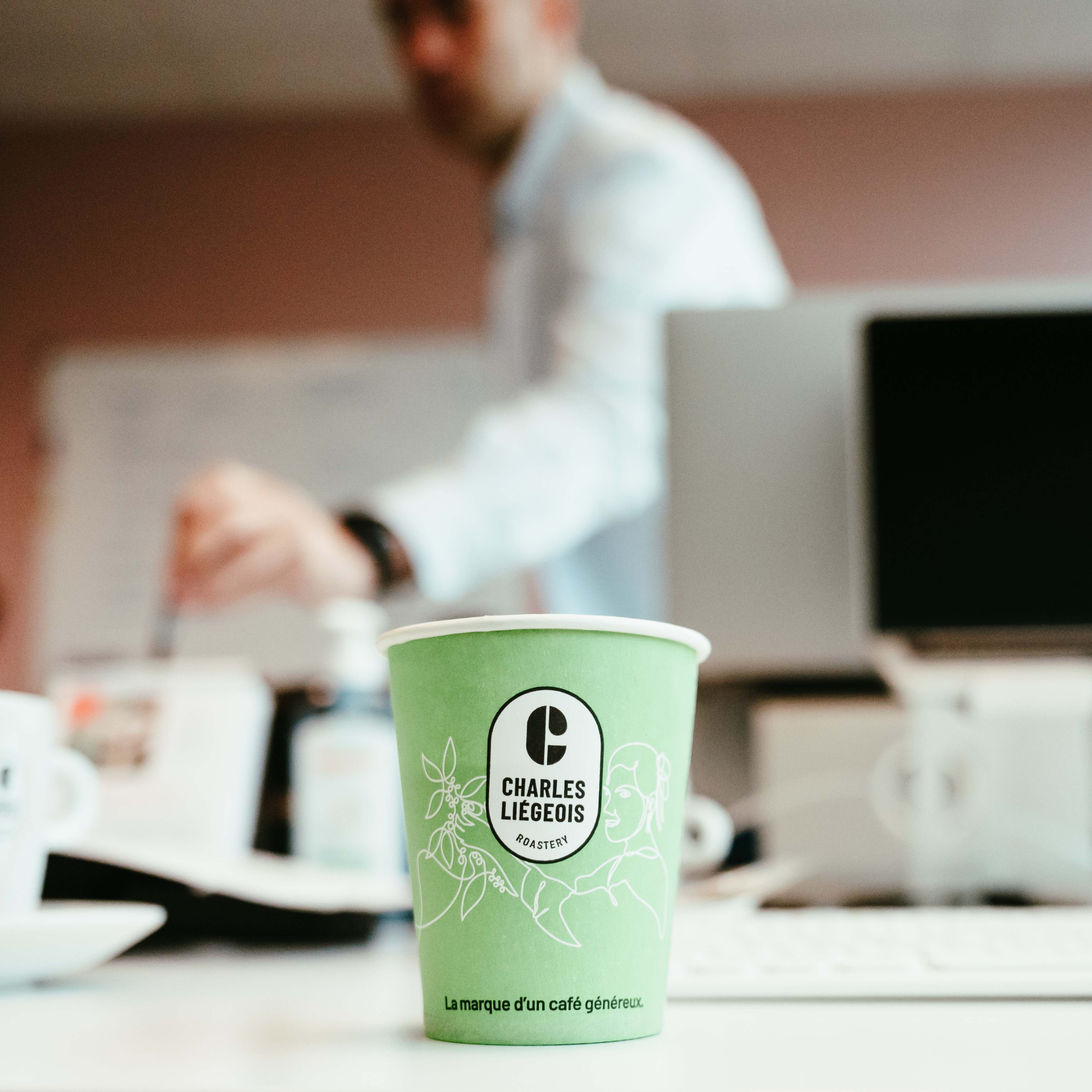 koffie in een dispenserbeker in het bedrijf