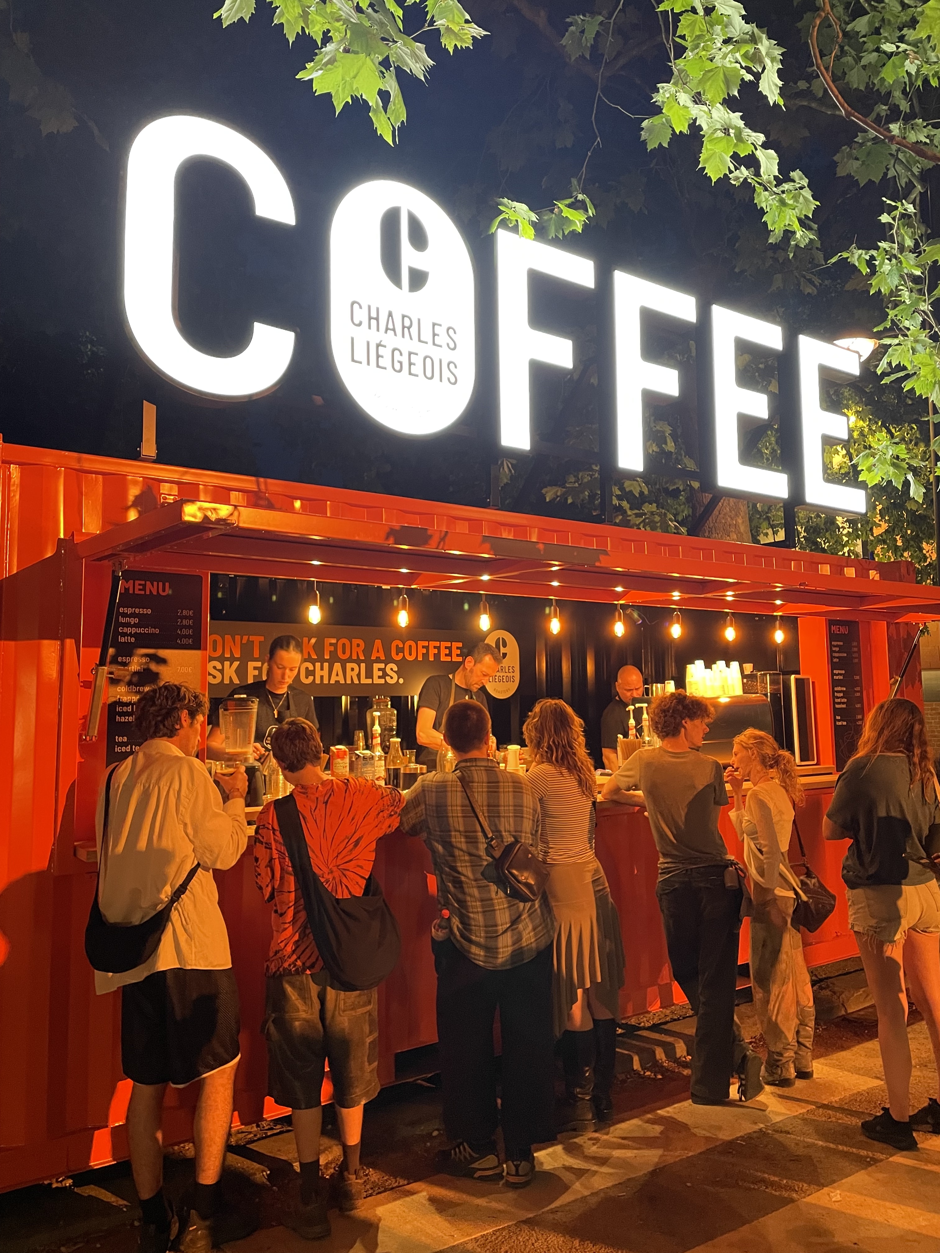 un caf&eacute; servi par nos barista lors de Ronquieres Festival dans notre foodtruck