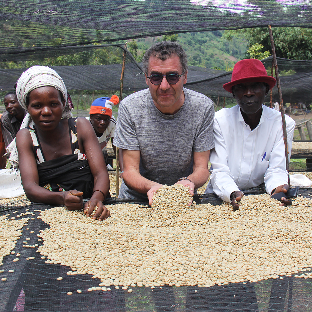 Michel Liégeois met twee arbeiders in Kivu