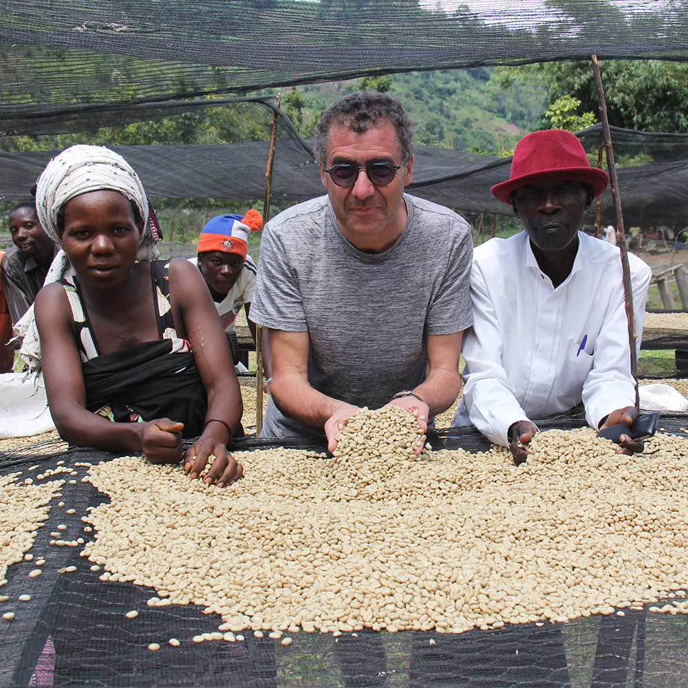 Michel Liégeois au Kivu Michel Liégeois avec deux travailleurs au Kivu