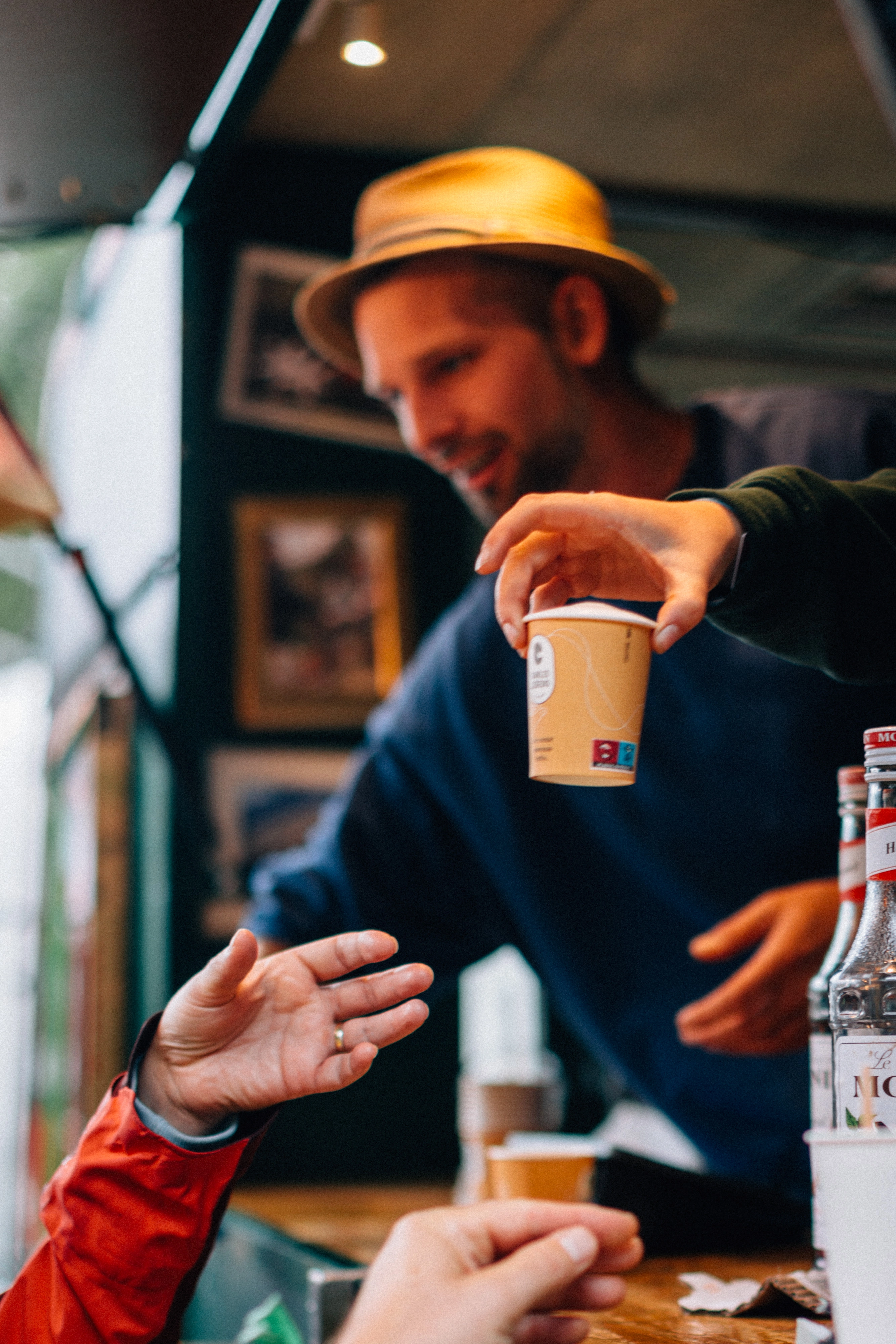 Foddtruck Charles Liégeois un café servi par nos barista lors de Ronquieres Festival dans notre foodtruck