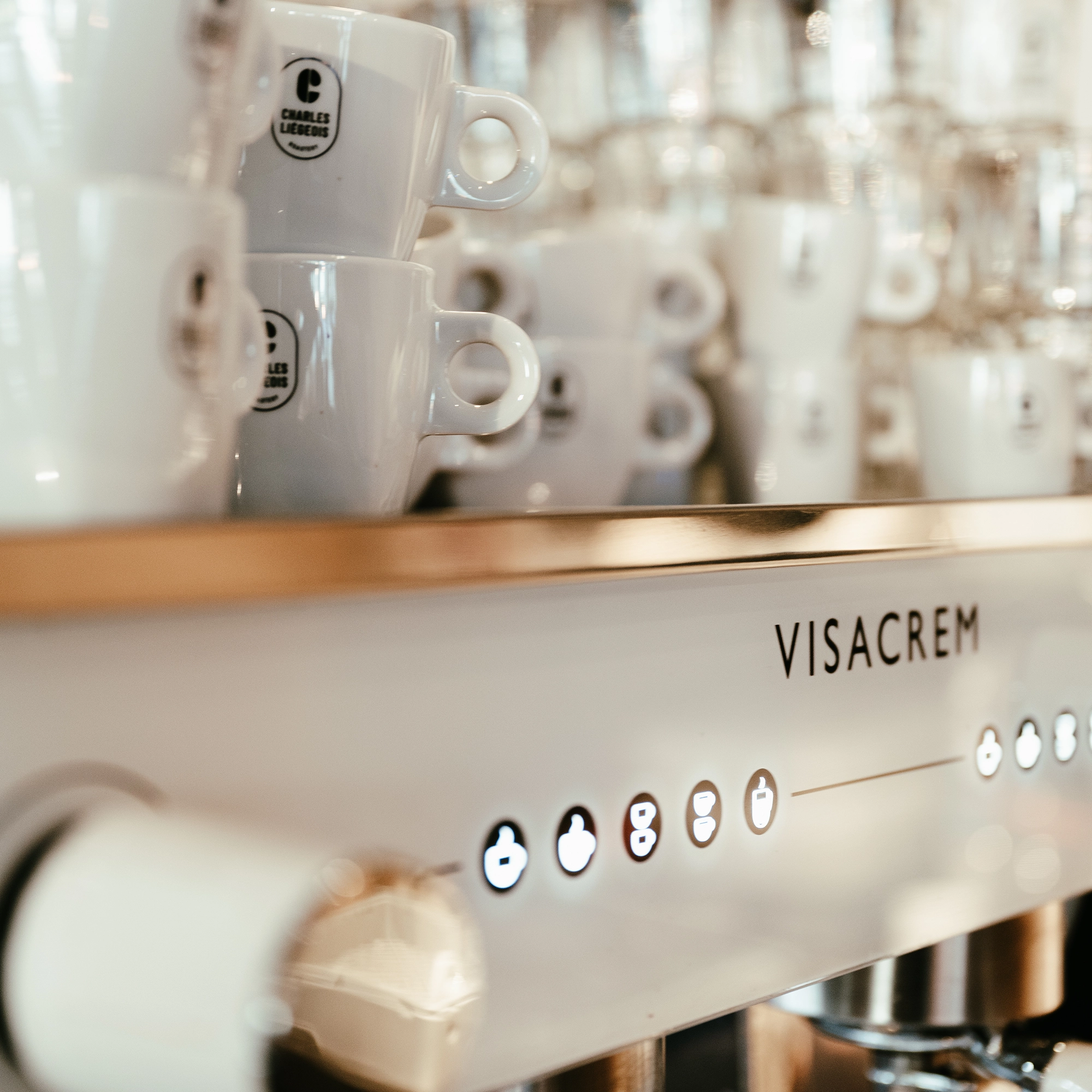 Machine à café Visacrem avec des tasses à café Charles Liégeois au-dessus
