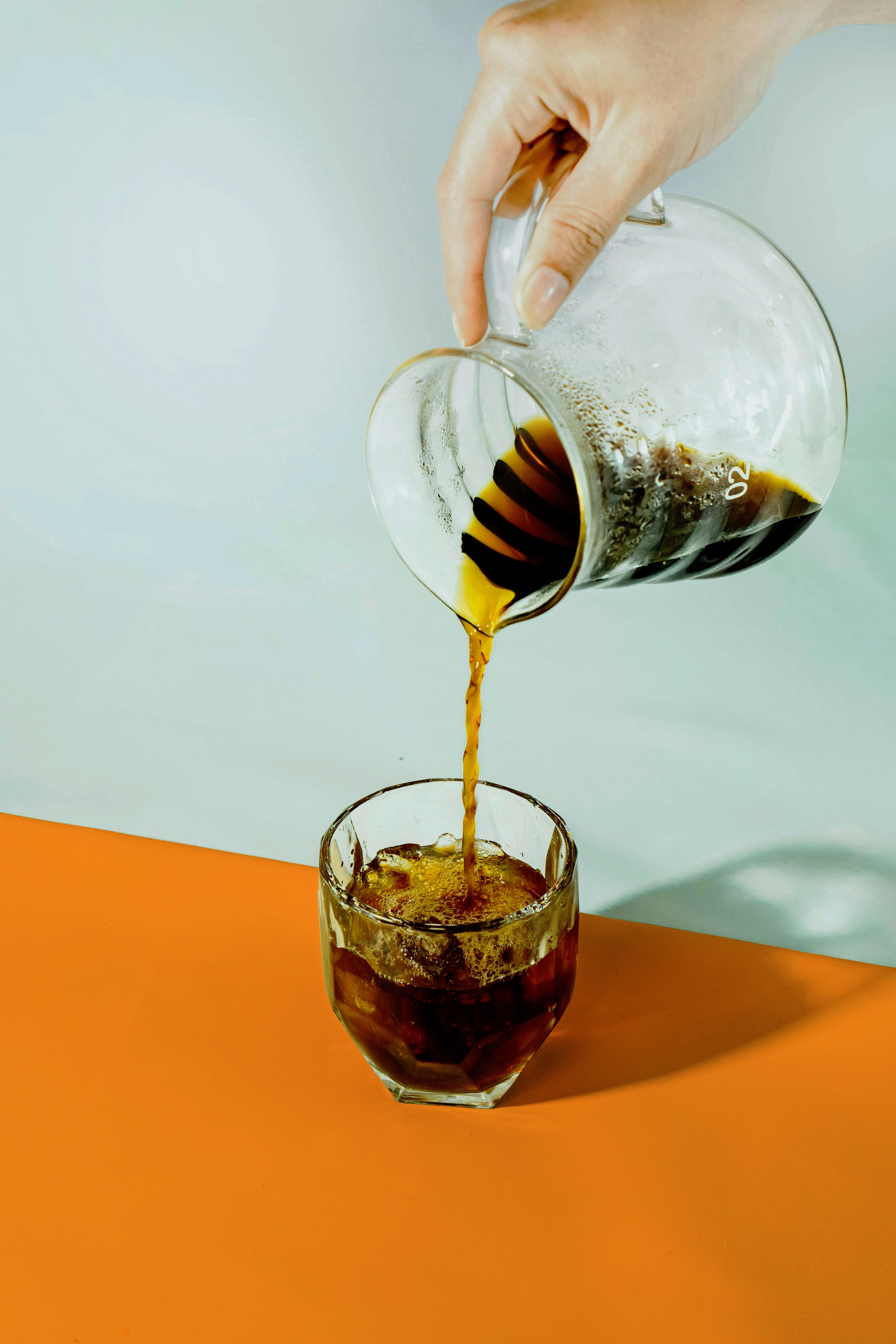 Carafe de caf&eacute; percol&eacute; servi dans un verre transparent