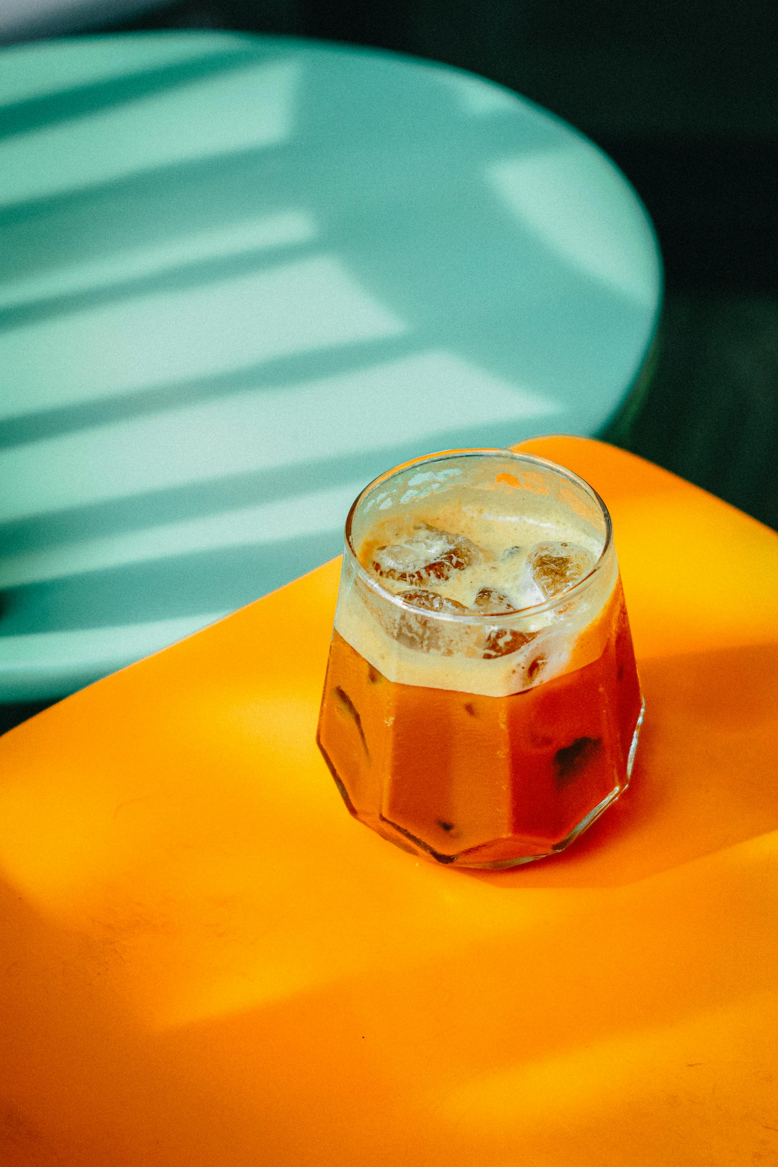 verre de caf&eacute; latte avec des &eacute;pices