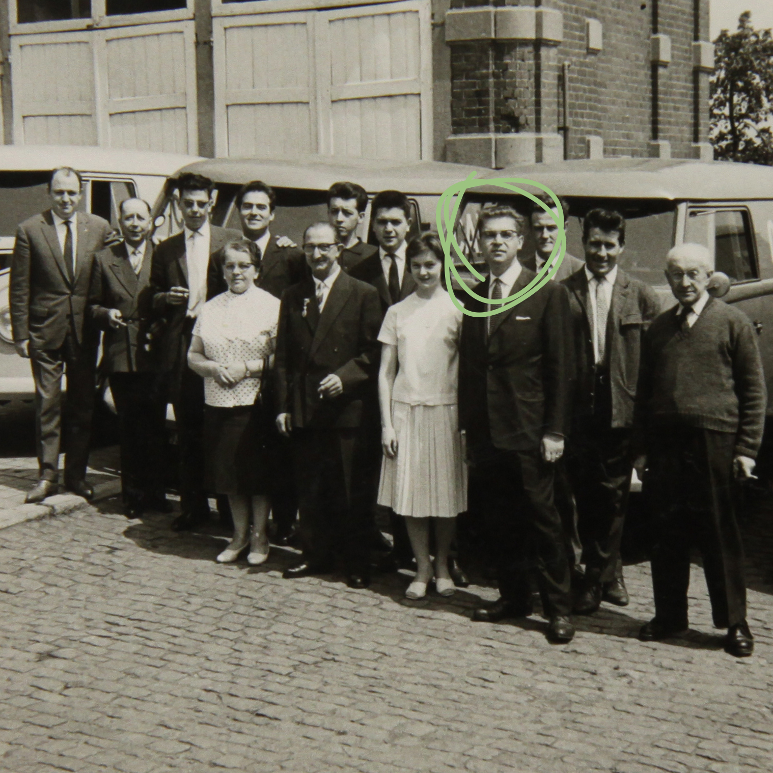 foto van Charles Liégeois met zijn medewerkers in de jaren 50