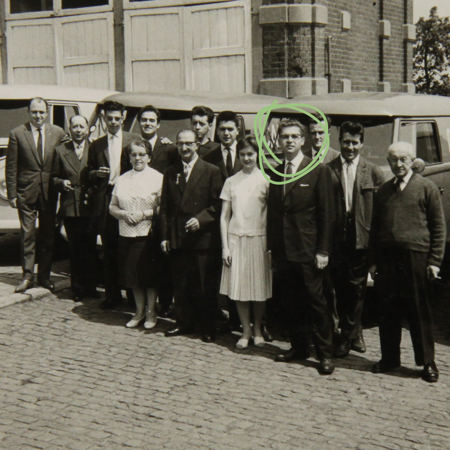 Charles Liégeois et son équipe Charles Liégeois et son équipe devant la torréfaction dans les années 50