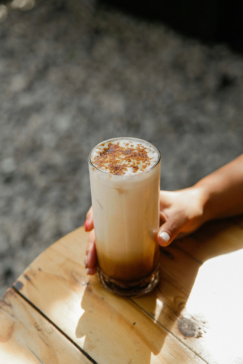 verre de caf&eacute; latte avec des &eacute;pices