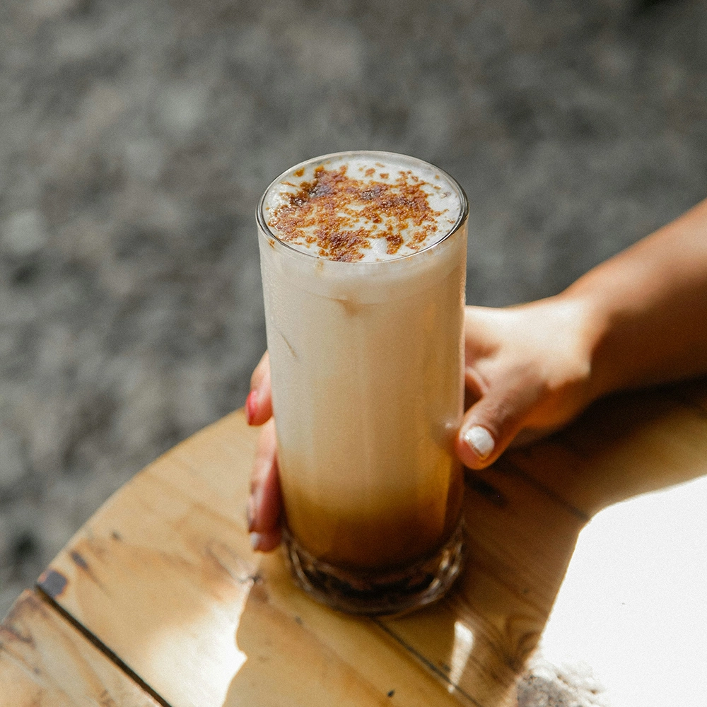 verre de caf&eacute; latte avec des epices