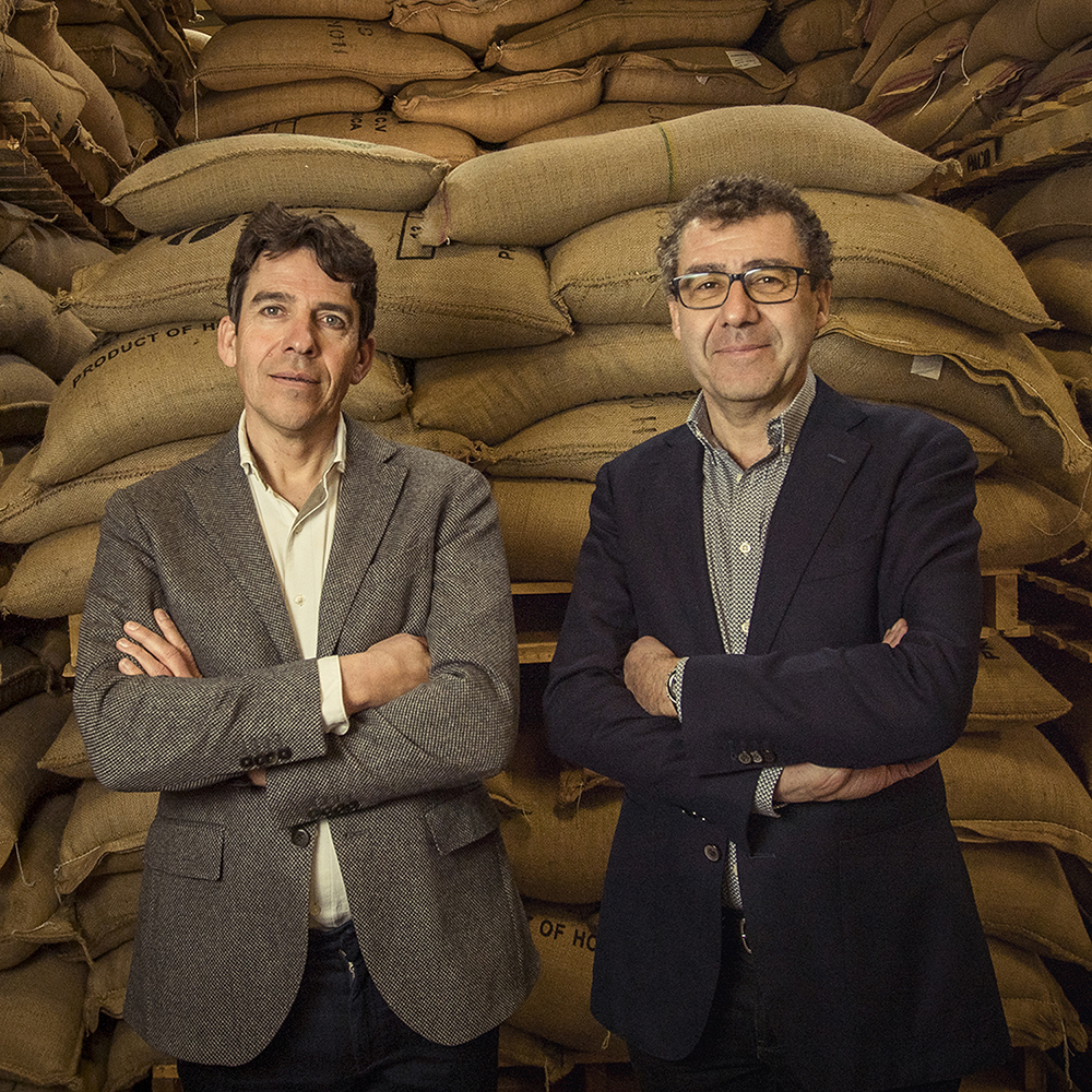 Benoît et Michel Liégeois devant le café vert
