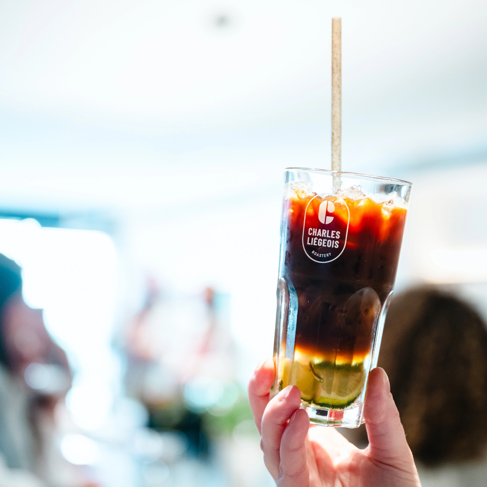 verre transparent &agrave; la marque Charles Li&eacute;geois montrant un mojito caf&eacute; sans alcool