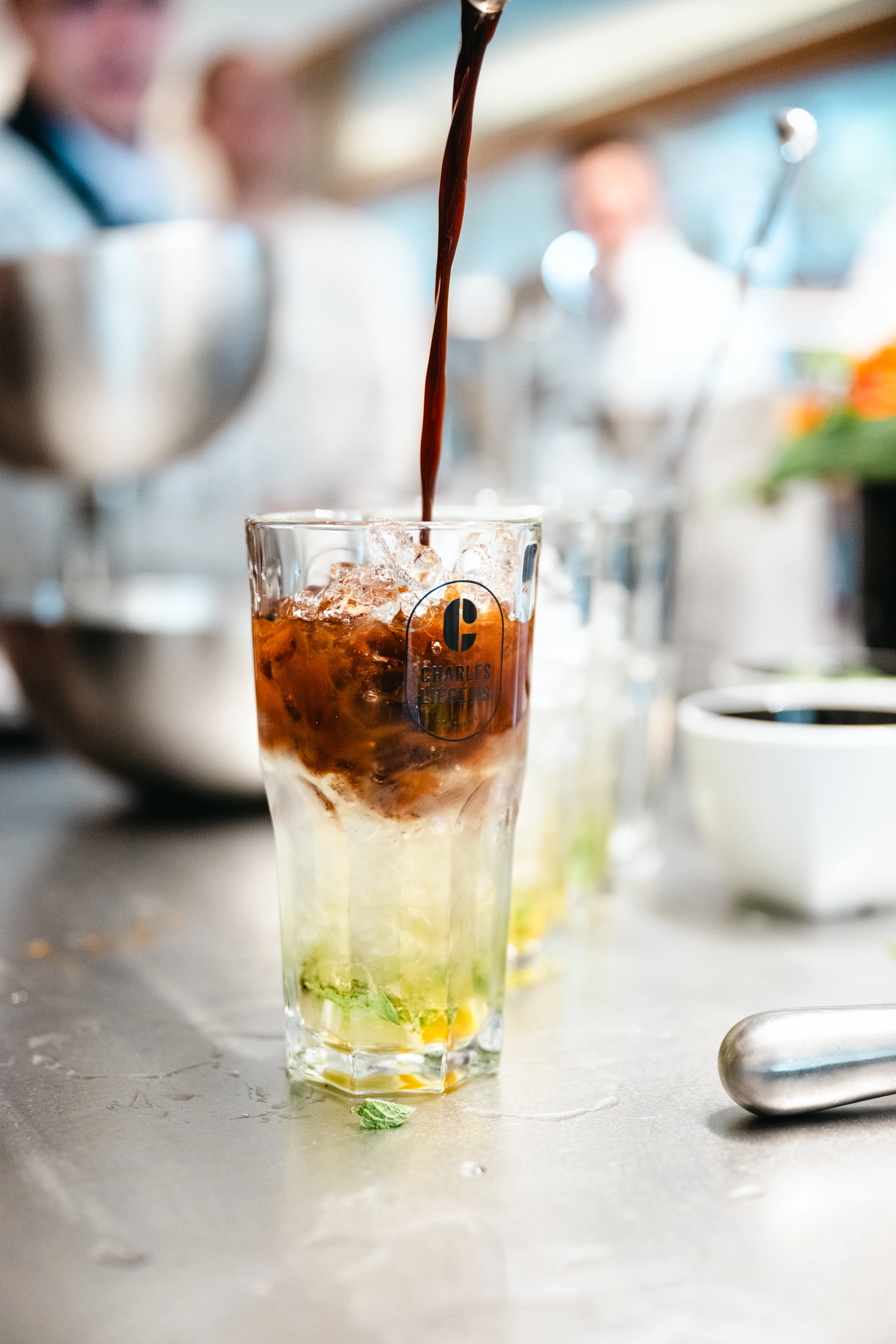 Doorzichtig glas van het merk Charles Li&eacute;geois met een alcoholvrij koffiemojito