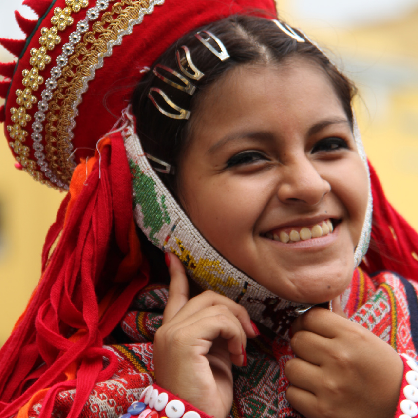 jeune femme avec un costume traditionnel au Pérou