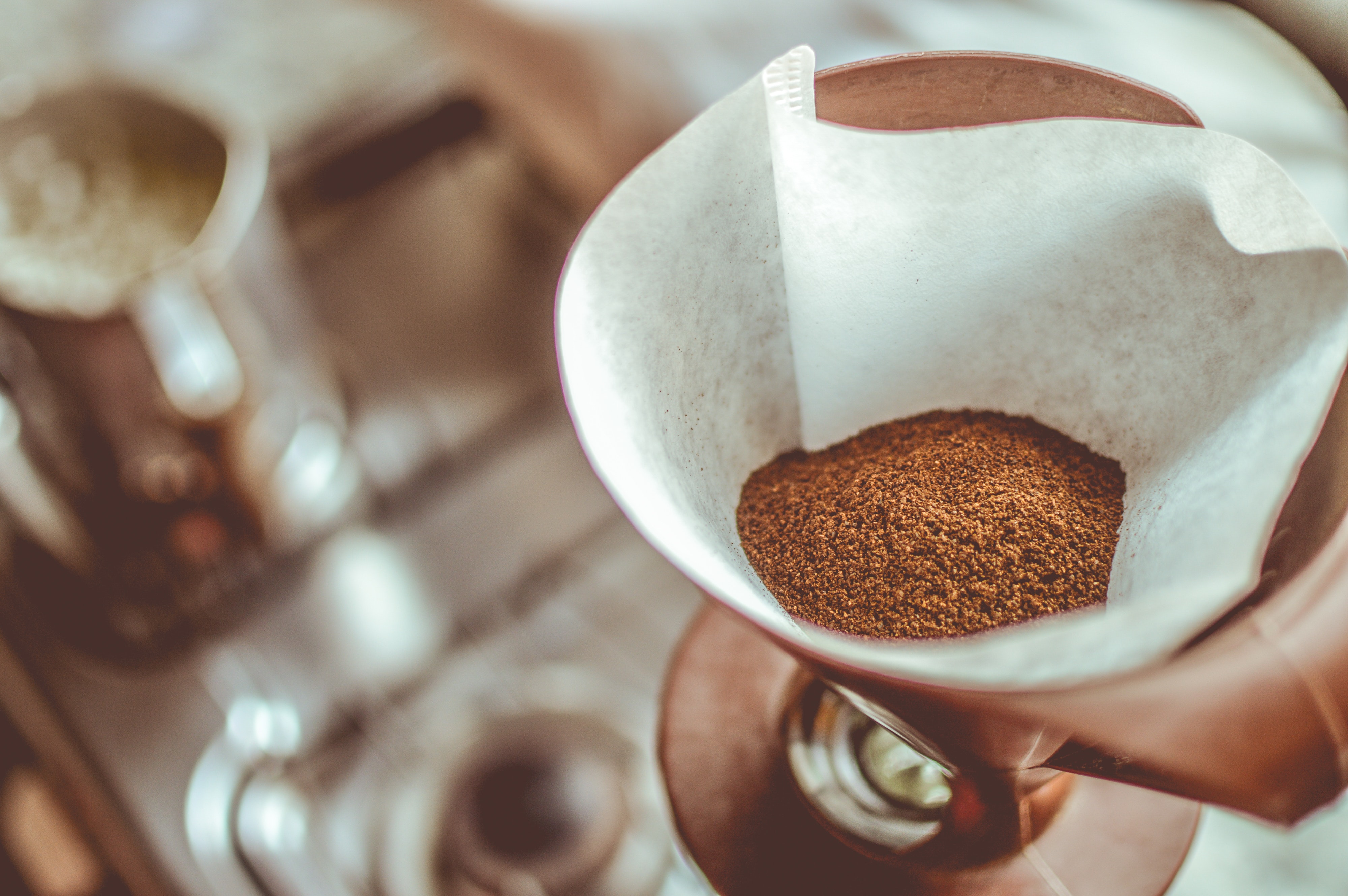 café moulu dans un Chemex infusion café moulu