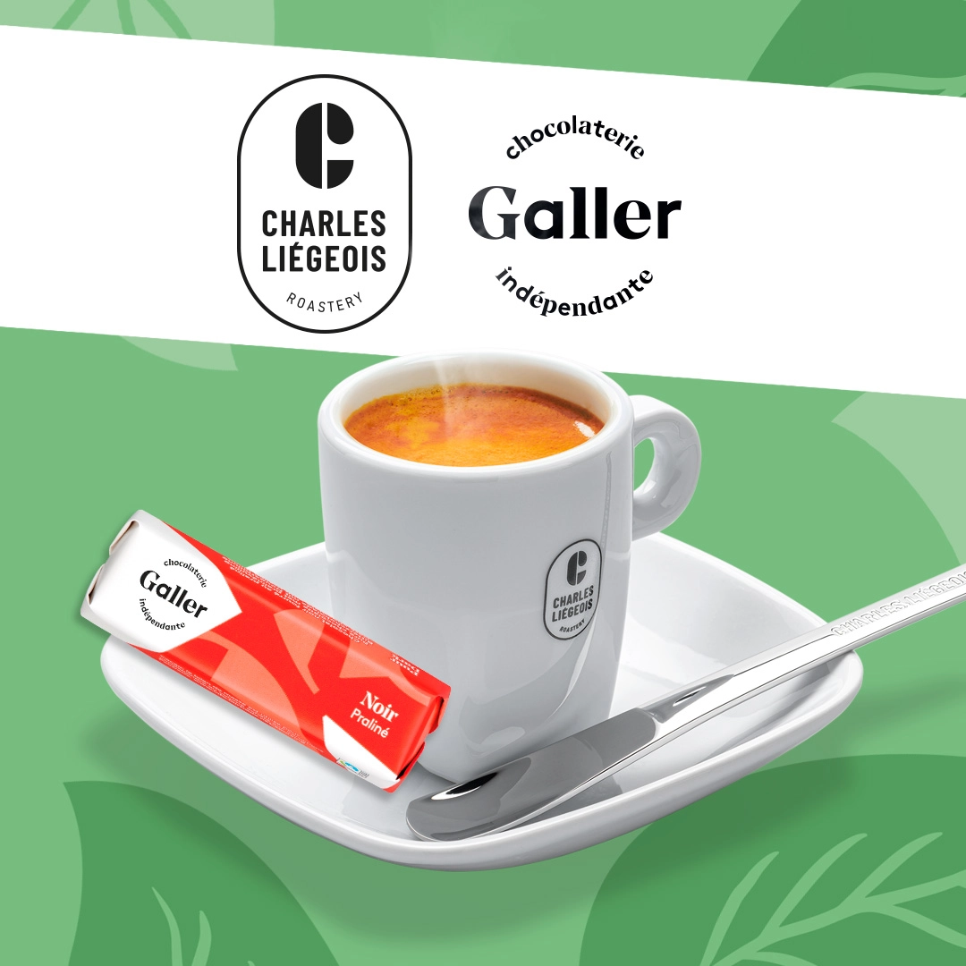 Logos de la chocolaterie Galler et le torréfacteur Charles Liégeois, accompagné une tasse de café et d'un mini bâton de chocolat