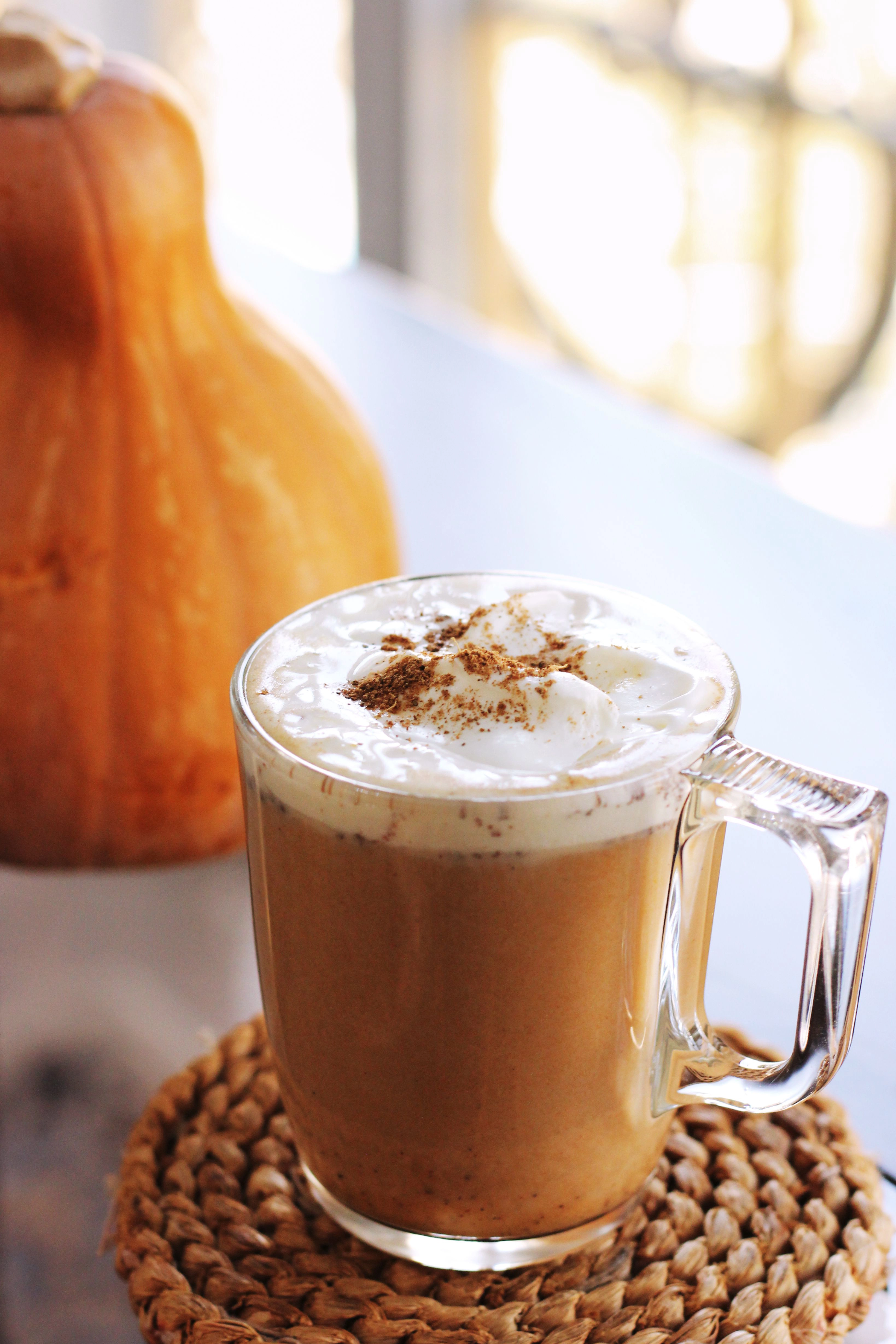 verre transparent &agrave; la marque Charles Li&eacute;geois montrant un latte macchiato