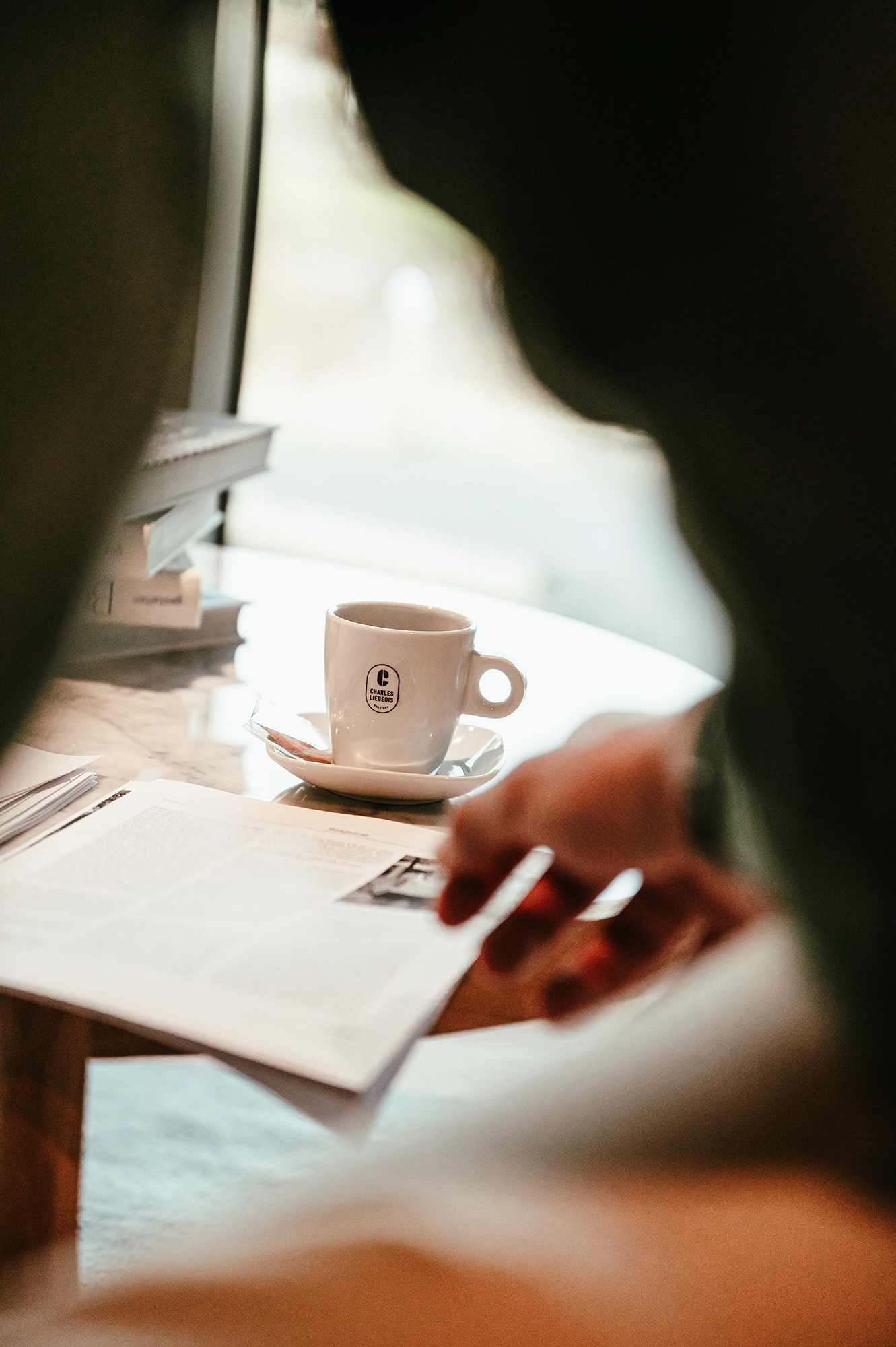 Tasse de caf&eacute; pos&eacute;e sur une table lors d&rsquo;un entretien ou du premier jour d&rsquo;une nouvelle recrue, symbolisant un accueil chaleureux et une int&eacute;gration r&eacute;ussie en entreprise avec Charles Li&eacute;geois.