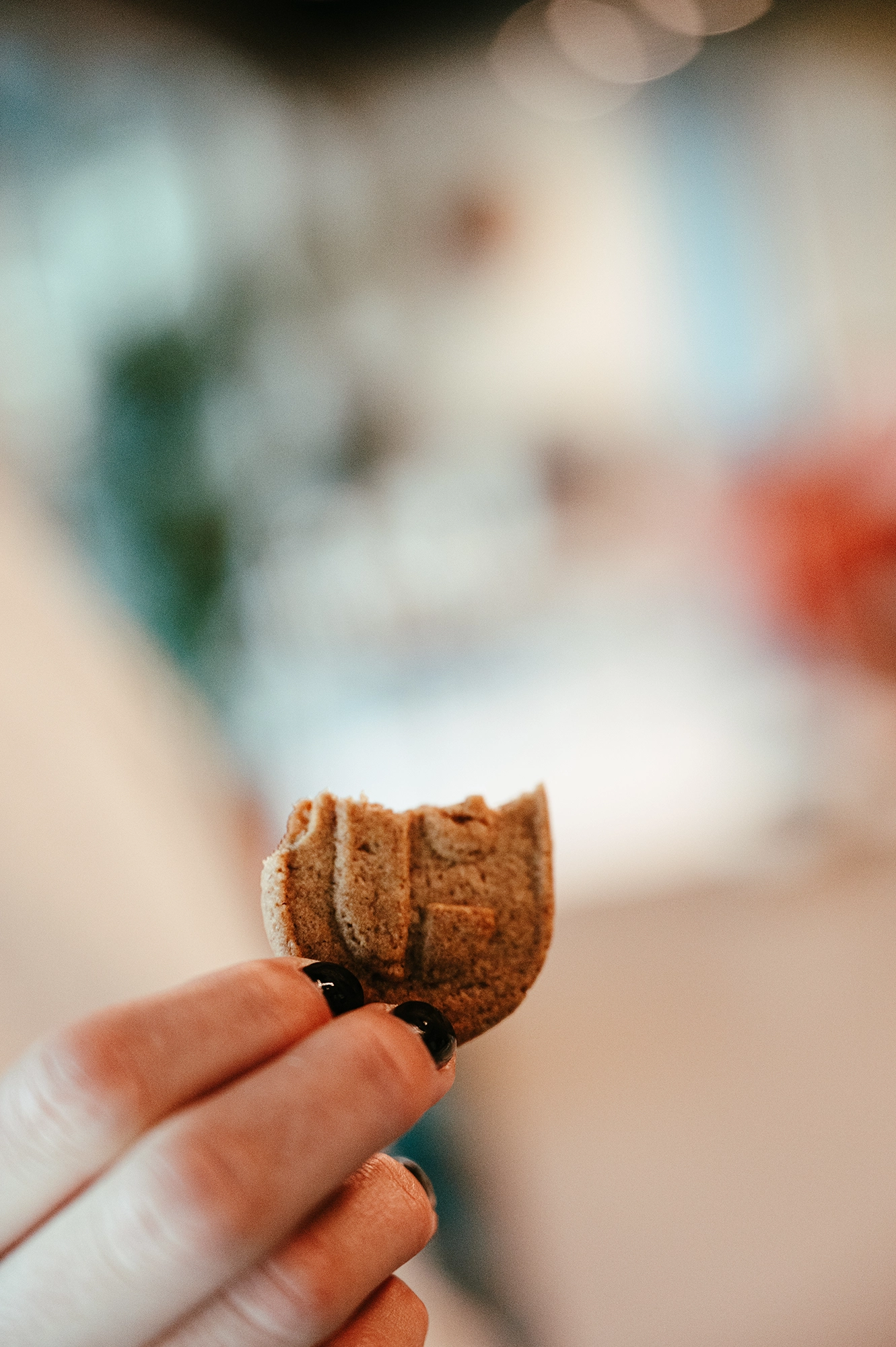 Biscuit artisanal Charles Li&eacute;geois accompagn&eacute; d'un caf&eacute;, illustrant une pause gourmande et conviviale en entreprise pour booster le bien-&ecirc;tre des &eacute;quipes.