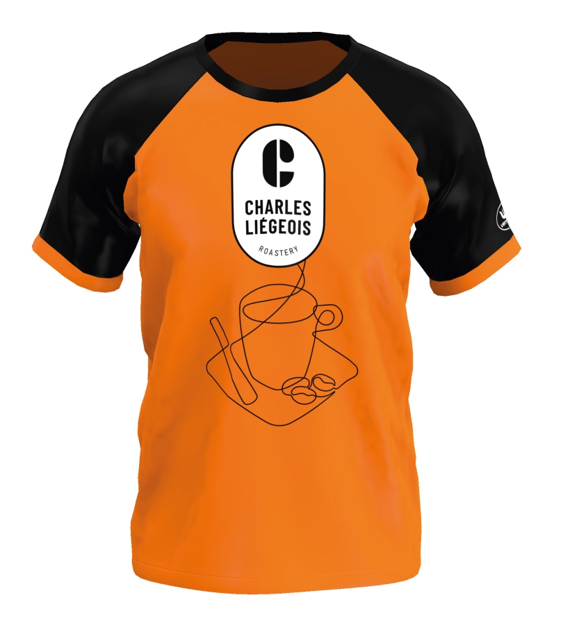 t-shirt orange avec les manches courtes noires, logo et tasse à café à l'avant