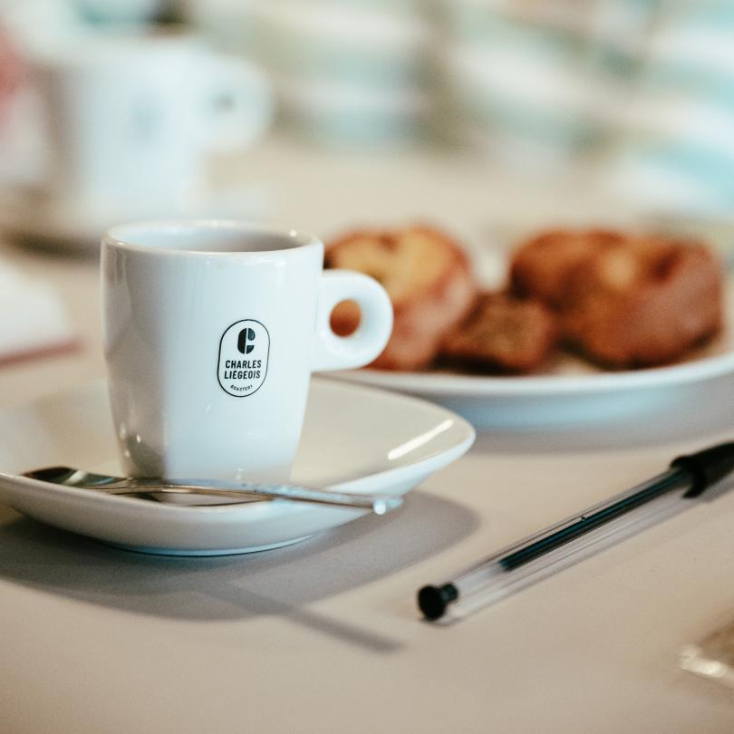 pause café avec tasses et spatule Charles Liégeois